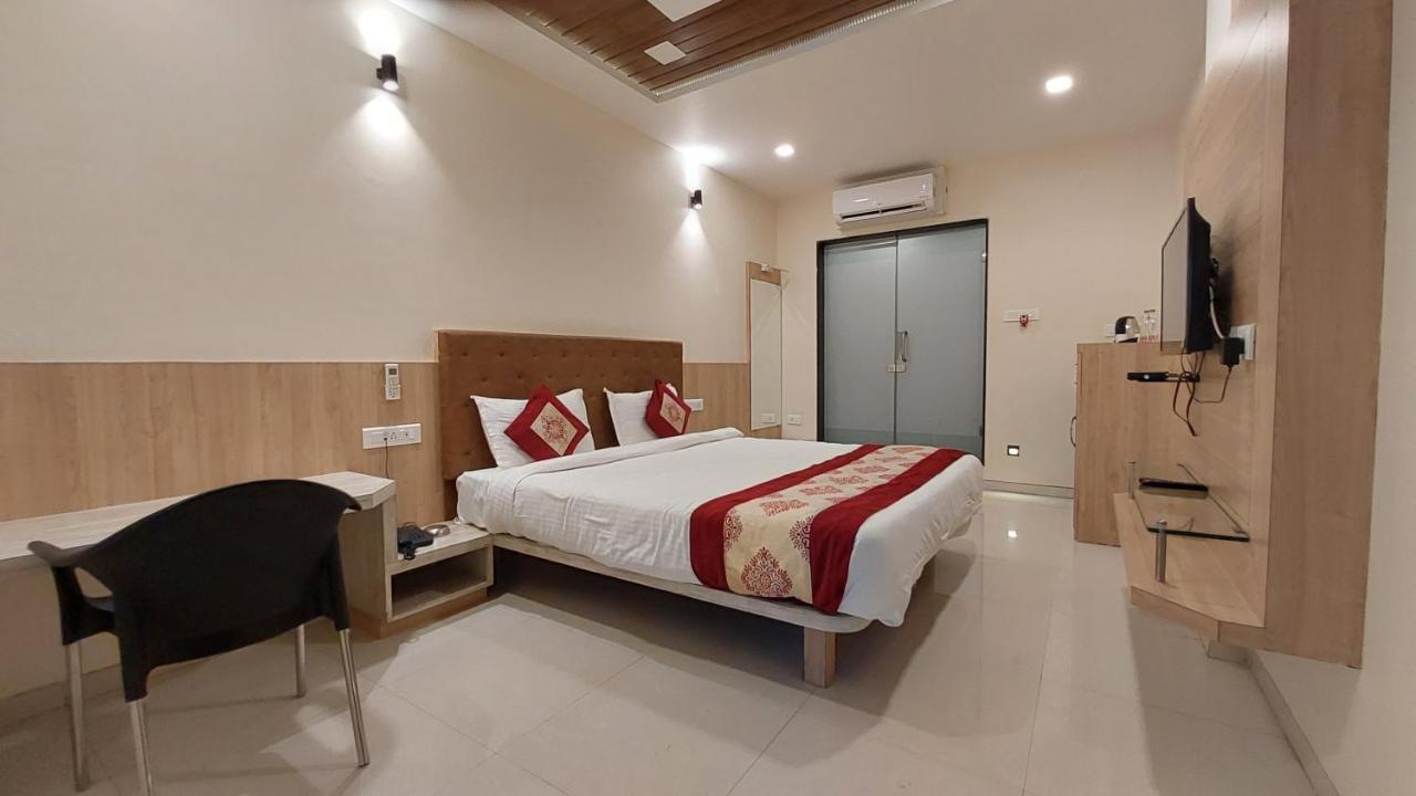 Onella Regency Hotel Панчгани Екстериор снимка