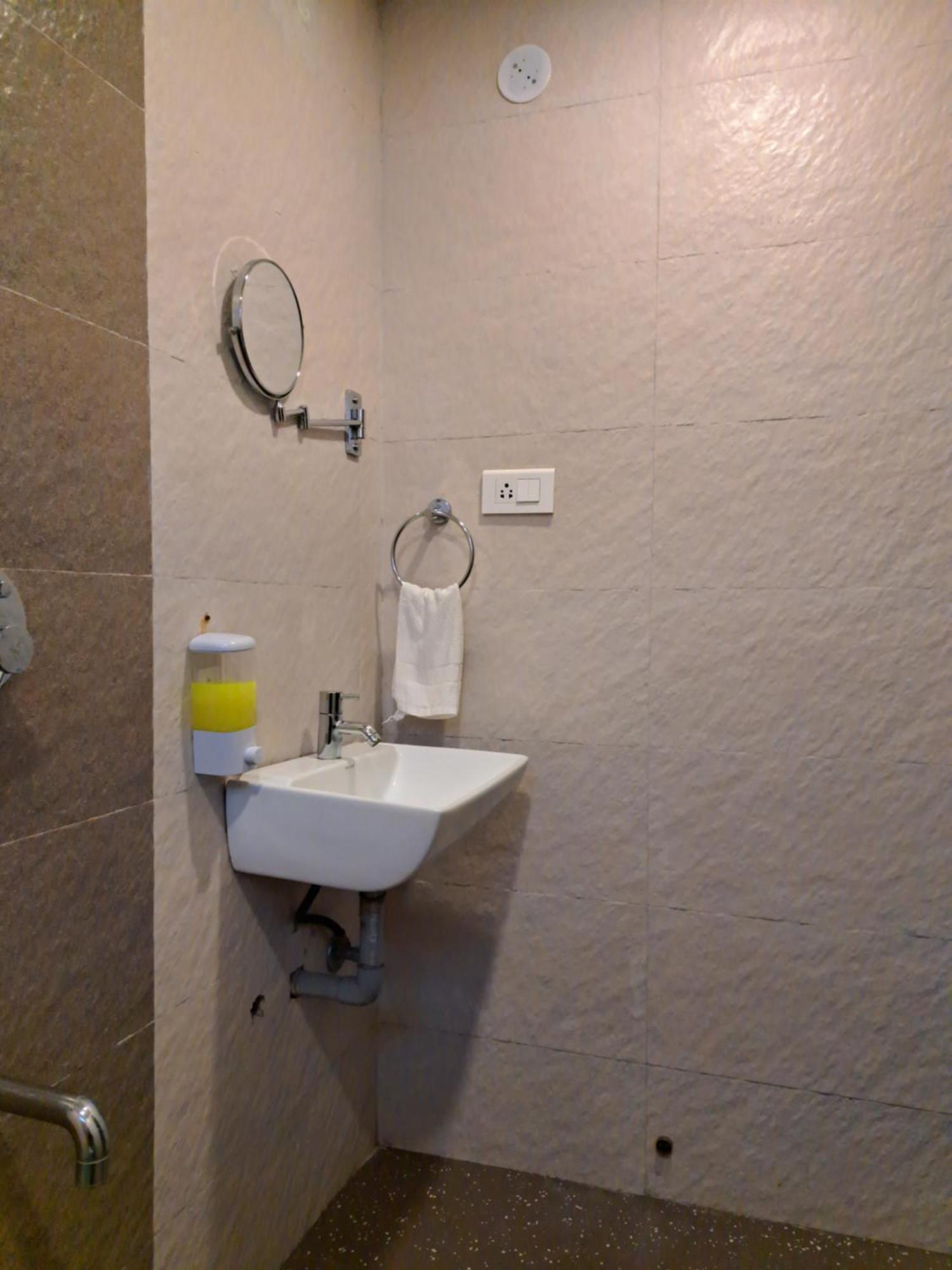 Onella Regency Hotel Панчгани Екстериор снимка
