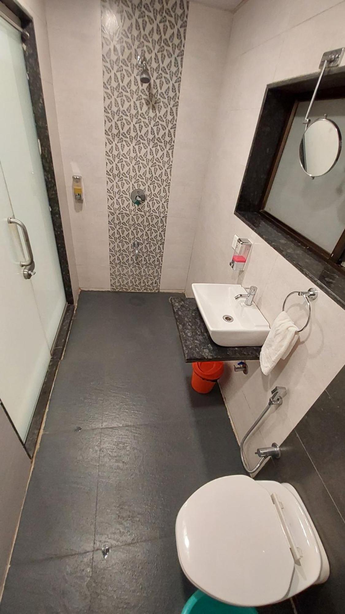 Onella Regency Hotel Панчгани Екстериор снимка