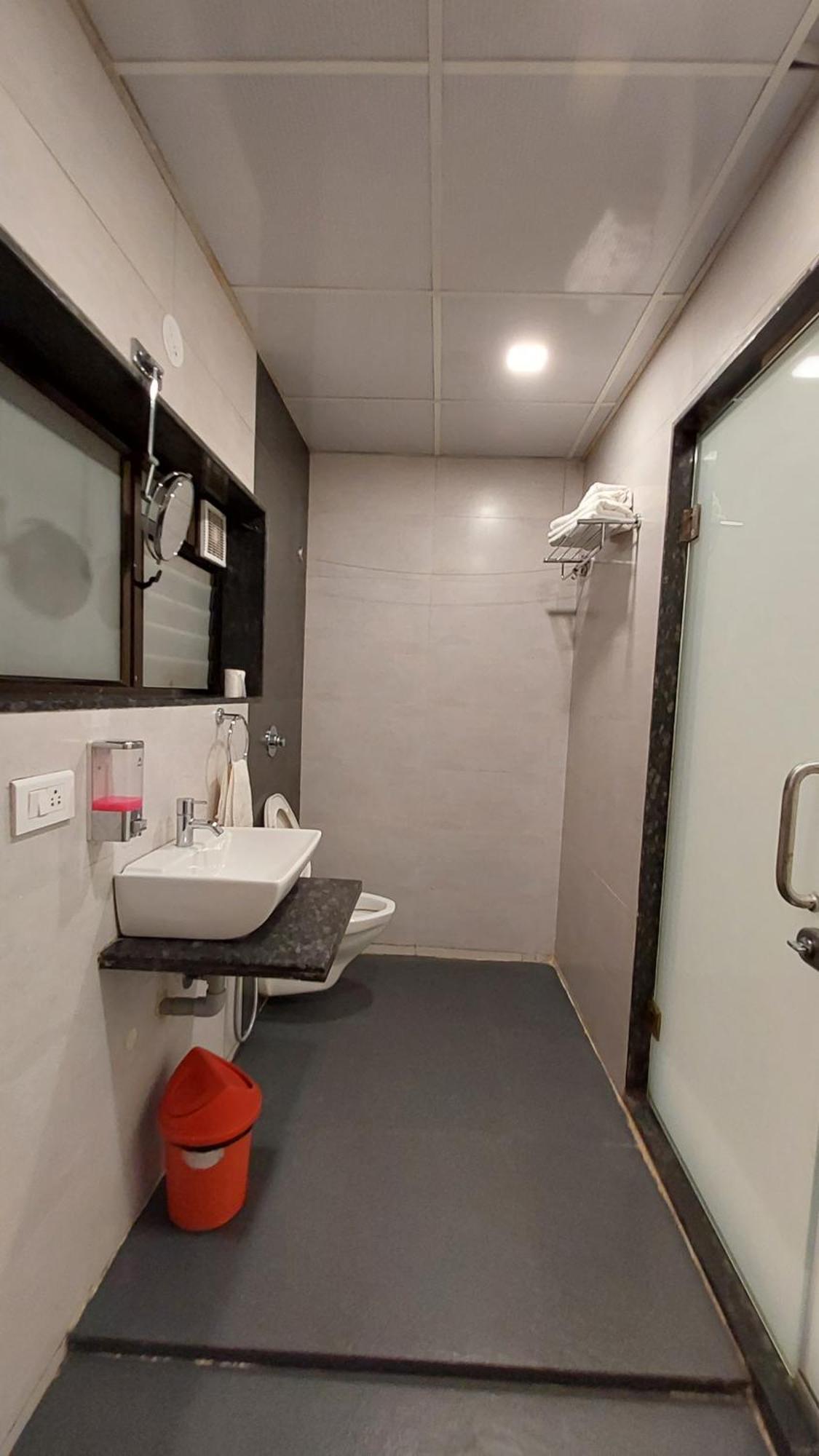 Onella Regency Hotel Панчгани Екстериор снимка