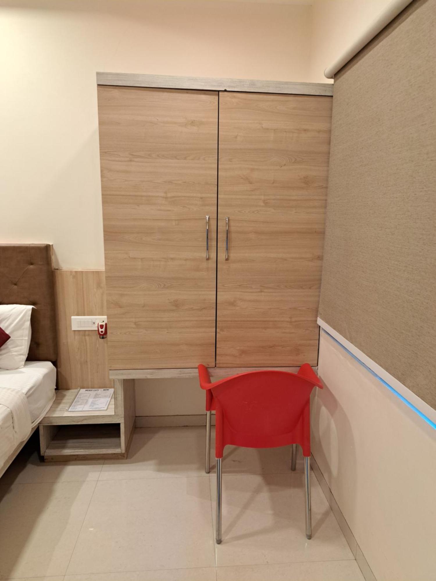 Onella Regency Hotel Панчгани Екстериор снимка