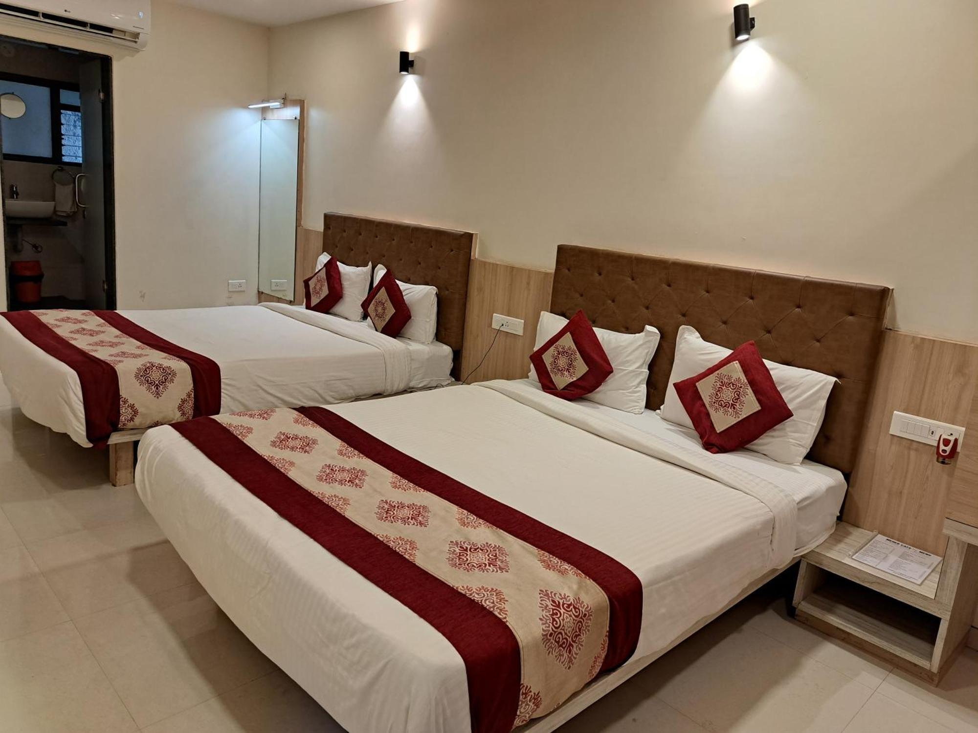 Onella Regency Hotel Панчгани Екстериор снимка
