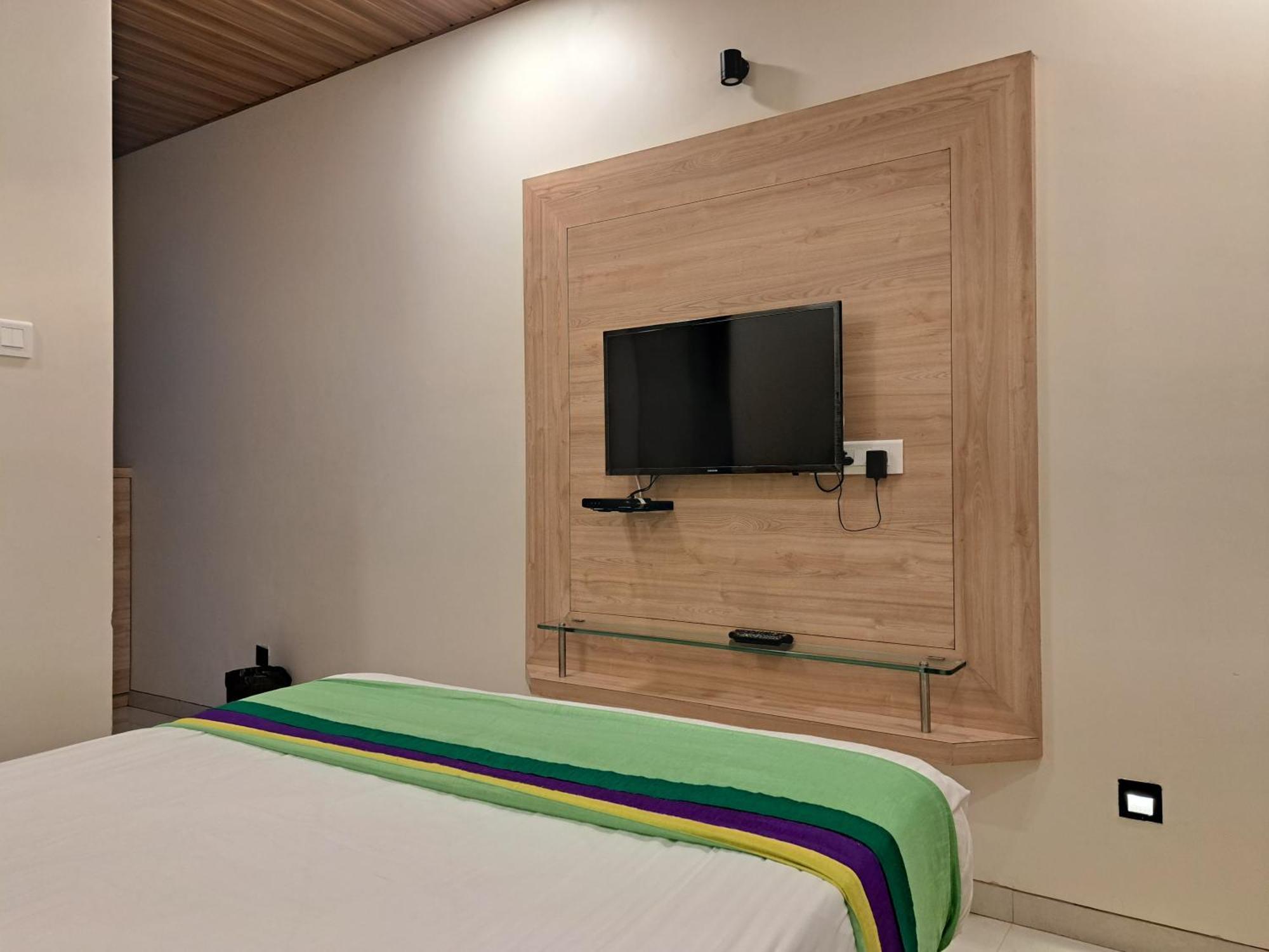 Onella Regency Hotel Панчгани Екстериор снимка