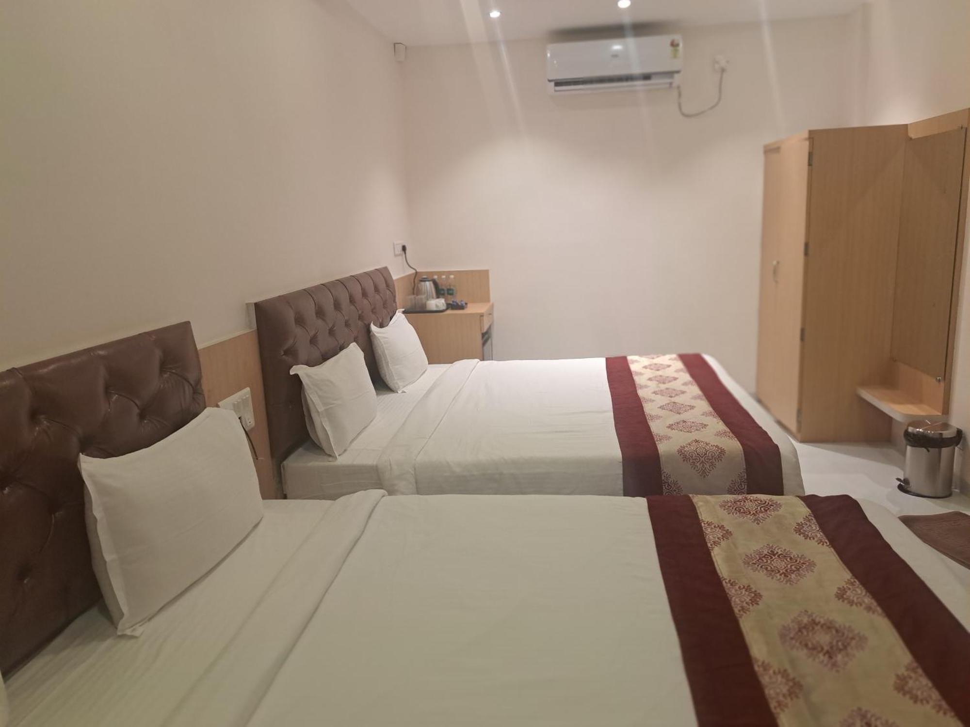 Onella Regency Hotel Панчгани Екстериор снимка