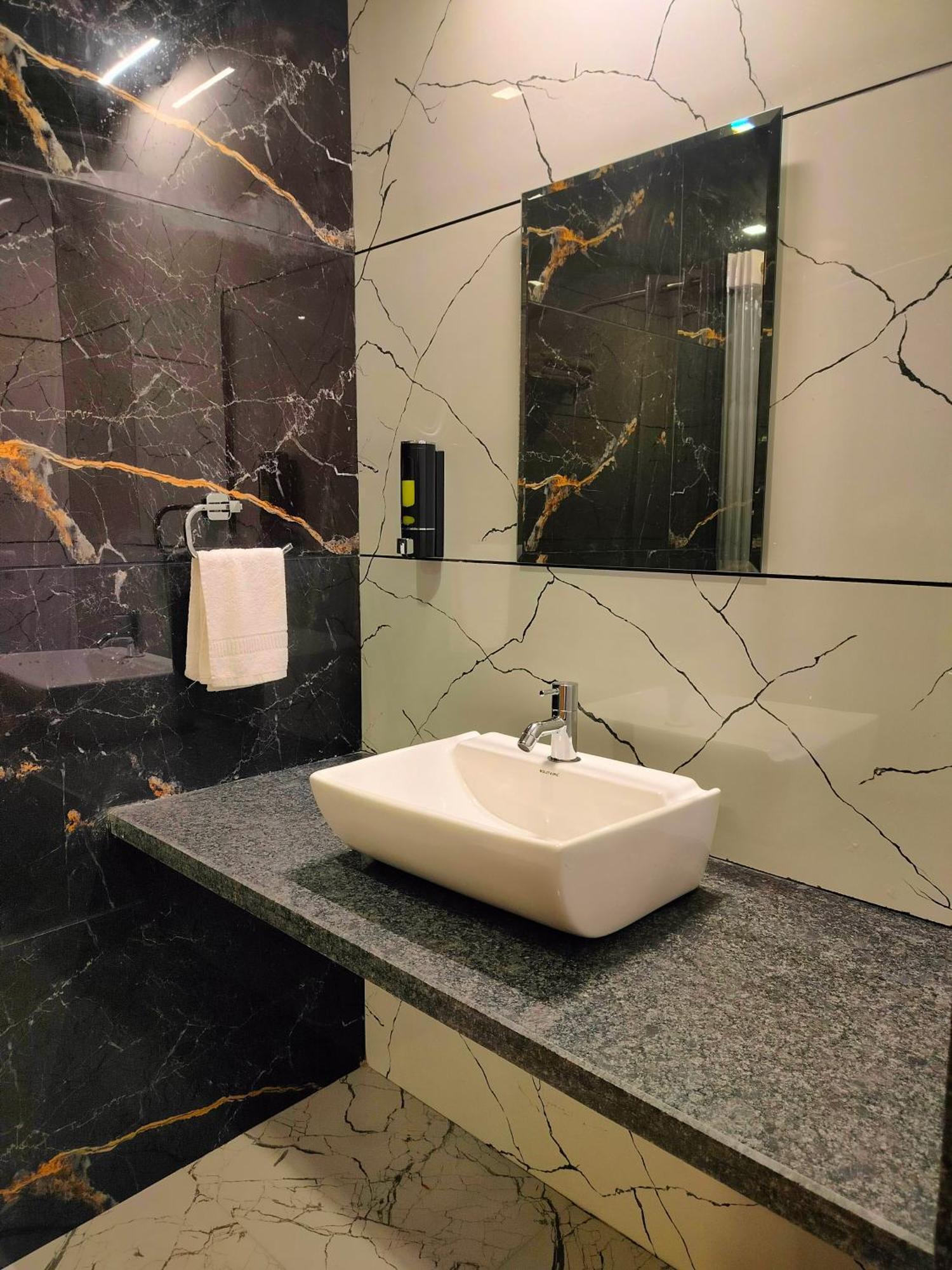 Onella Regency Hotel Панчгани Екстериор снимка