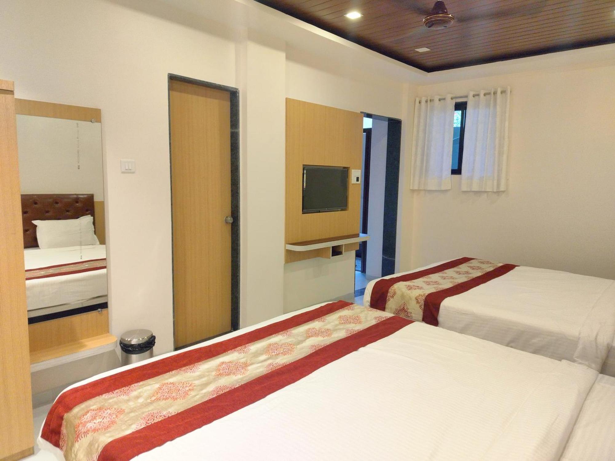 Onella Regency Hotel Панчгани Екстериор снимка